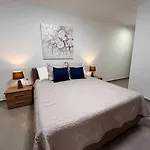3 Bedroom Seaside Luxury - Sleeps 8 Apartmán *