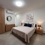 3 Bedroom Seaside Luxury - Sleeps 8 *