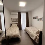 3 Bedroom Seaside Luxury - Sleeps 8 *