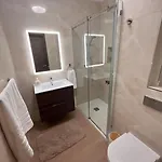 3 Bedroom Seaside Luxury - Sleeps 8 Apartmán *