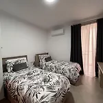 3 Bedroom Seaside Luxury - Sleeps 8 *