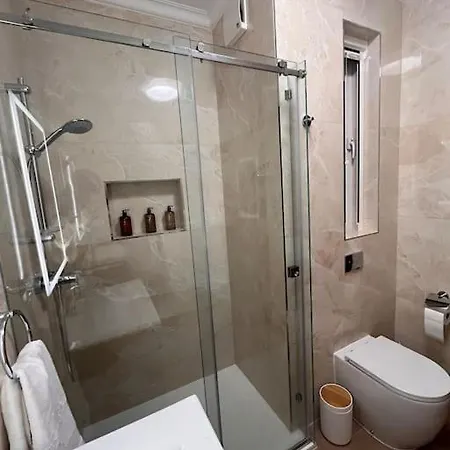 3 Bedroom Seaside Luxury - Sleeps 8 Apartment *