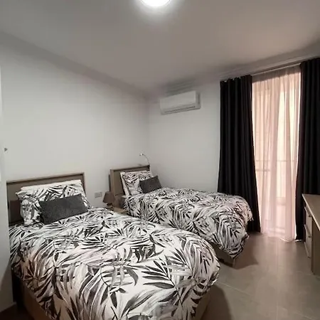 3 Bedroom Seaside Luxury - Sleeps 8 *