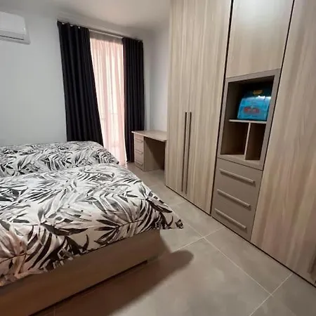 Appartement 3 Bedroom Seaside Luxury - Sleeps 8 *