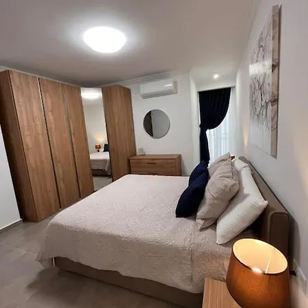 3 Bedroom Seaside Luxury - Sleeps 8 *