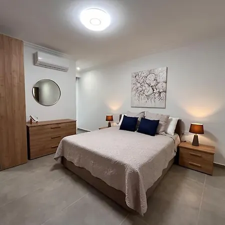 3 Bedroom Seaside Luxury - Sleeps 8 *