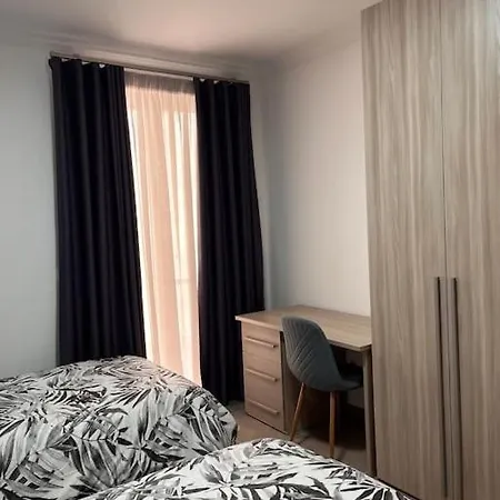 3 Bedroom Seaside Luxury - Sleeps 8 Apartment