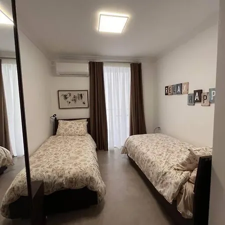 3 Bedroom Seaside Luxury - Sleeps 8 *