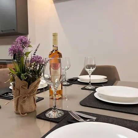 Apartment 3 Bedroom Seaside Luxury - Sleeps 8 *