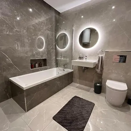 Apartment 3 Bedroom Seaside Luxury - Sleeps 8