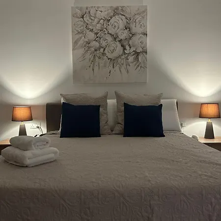 3 Bedroom Seaside Luxury - Sleeps 8 *