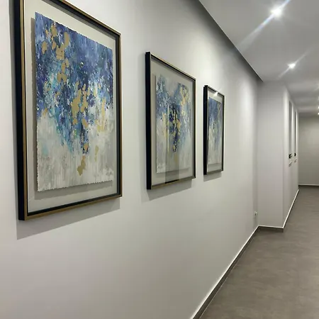 3 Bedroom Seaside Luxury - Sleeps 8 *